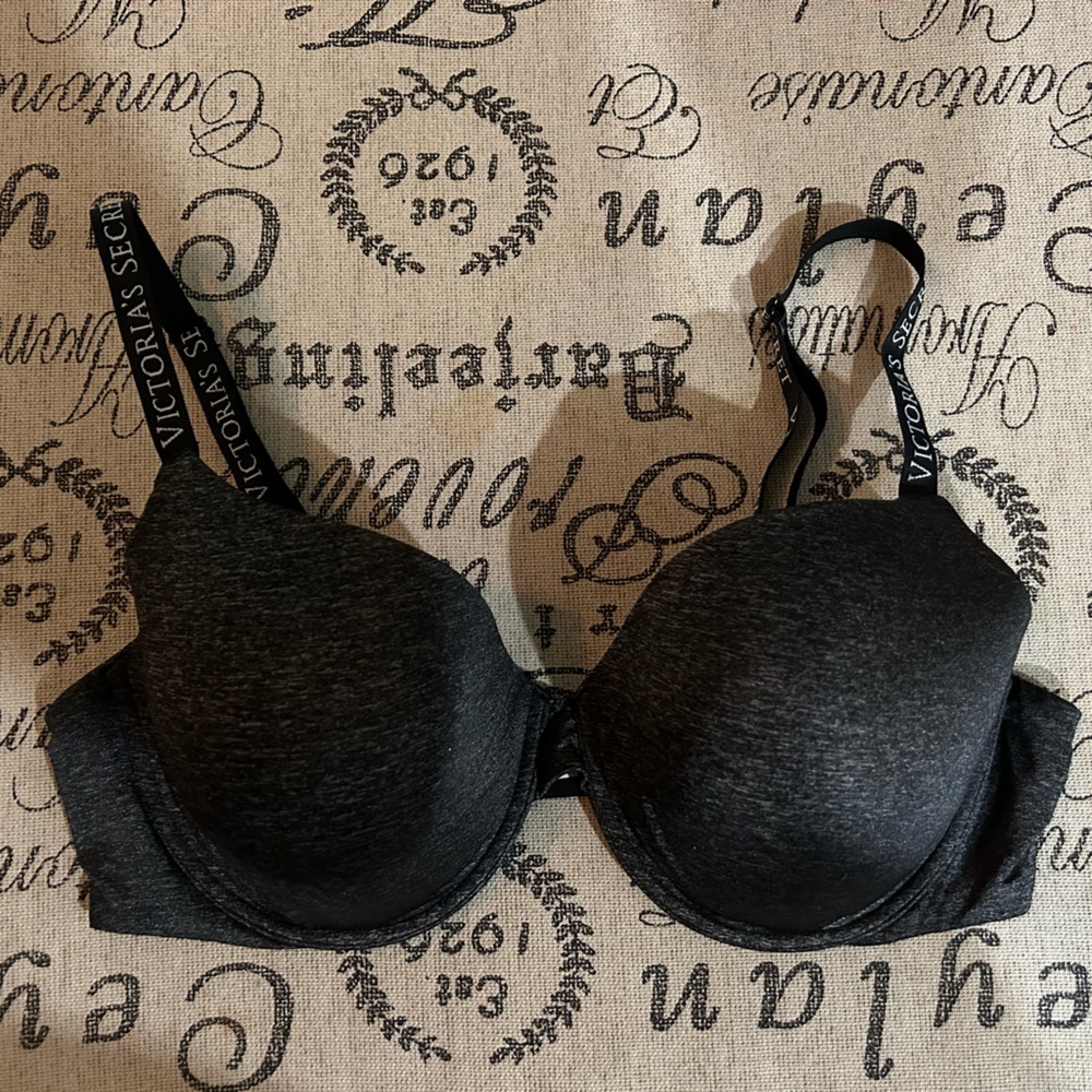 VICTORIAS SECRET Body Tshirt Bra!! Size 38D